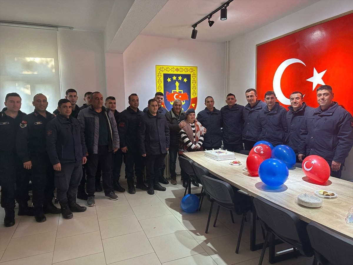 Yozgat İl Jandarma Komutanlığı ekipleri, down sendromlu Suna Yıldırım'ın doğum gününü...