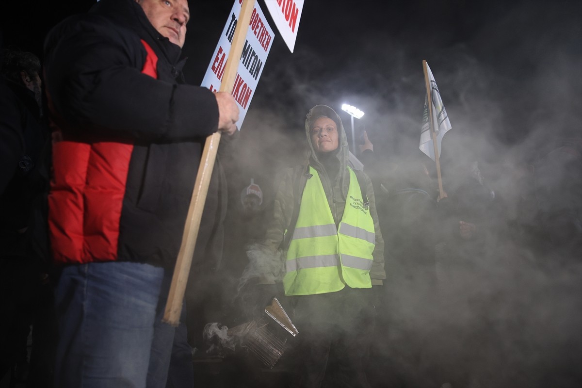 Yunanistan'ın Selanik kentinde çiftçiler, hükümetten destek talebiyle traktörleriyle eylem yaptı....