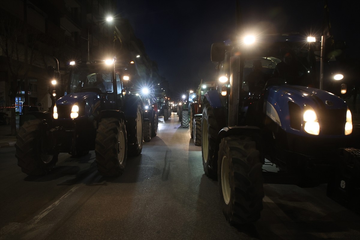 Yunanistan'ın Selanik kentinde çiftçiler, hükümetten destek talebiyle traktörleriyle eylem yaptı....