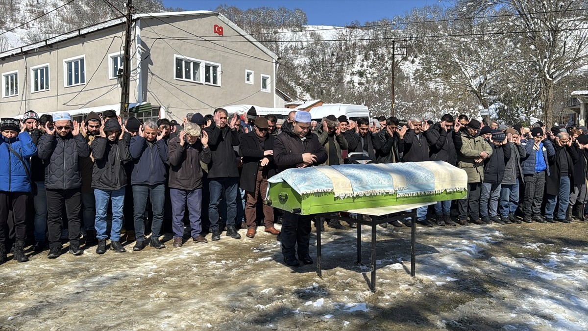 Zonguldak'ın Çaycuma ilçesinde kar temizlediği sırada kalp krizi geçirip hayatını kaybeden...