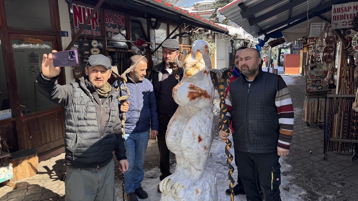 Zonguldak'ın Devrek ilçesinde baston ustasının kardan yaptığı sincap, görenlerin ilgisini çekti....
