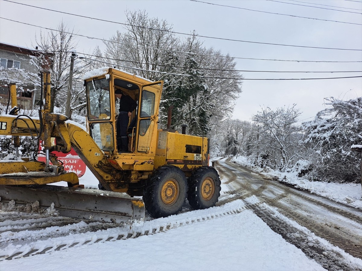 Zonguldak'ta kar nedeniyle 142 köy yolunda ulaşım sağlanamıyor. Ekiplerin kar küreme çalışmaları...