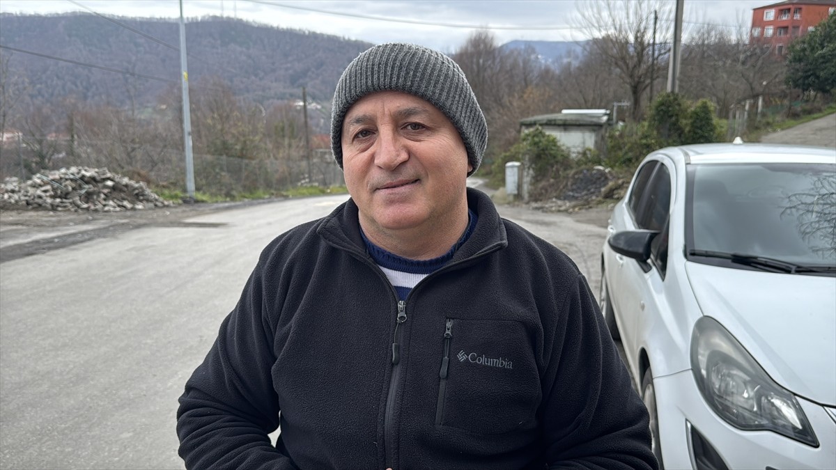 Zonguldak'ta yerleşim birimine inen çakalın avladığı kediyle dolaşması güvenlik kamerasınca...