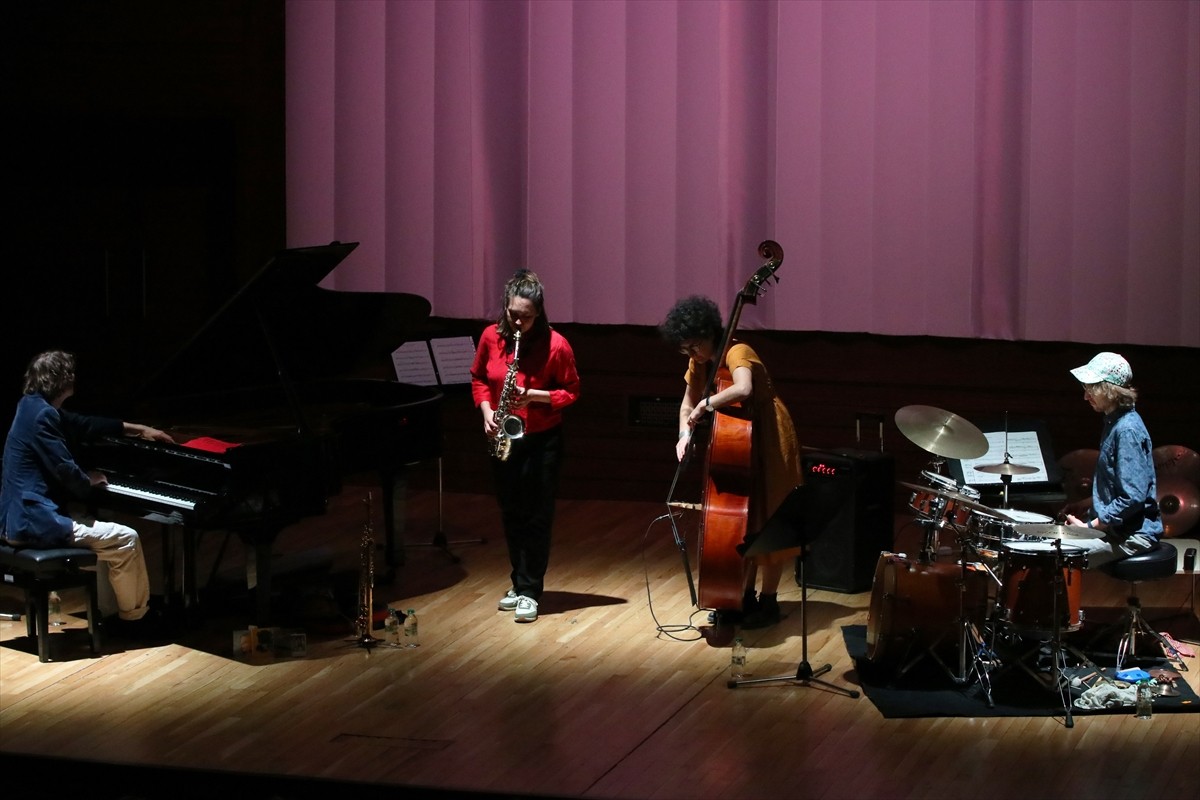 32. İzmir Avrupa Caz Festivali Mother "Tzivaeri" konseriyle devam etti. Alman-Yunan basçı Athina...