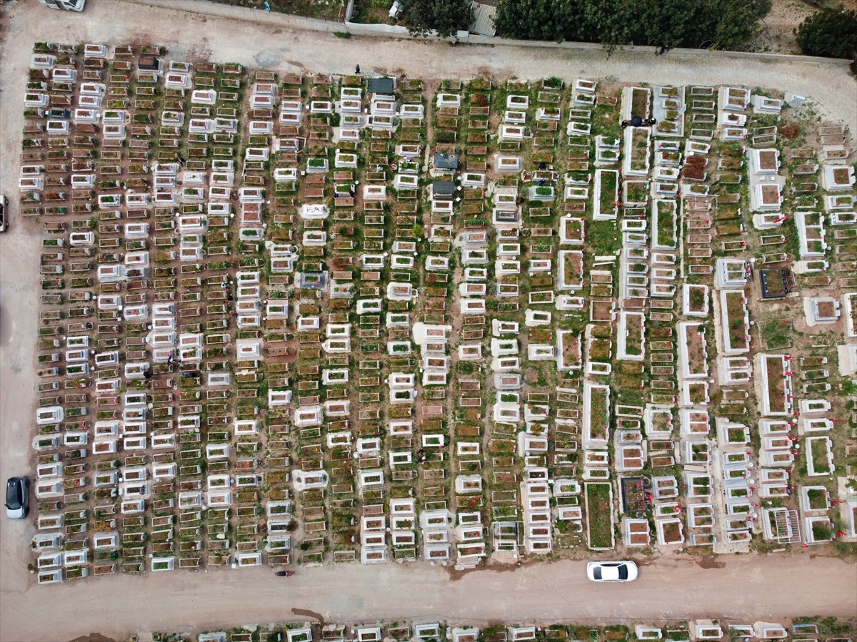 6 Şubat 2023'teki Kahramanmaraş merkezli depremlerden etkilenen Osmaniye'deki mezarlıklarda...