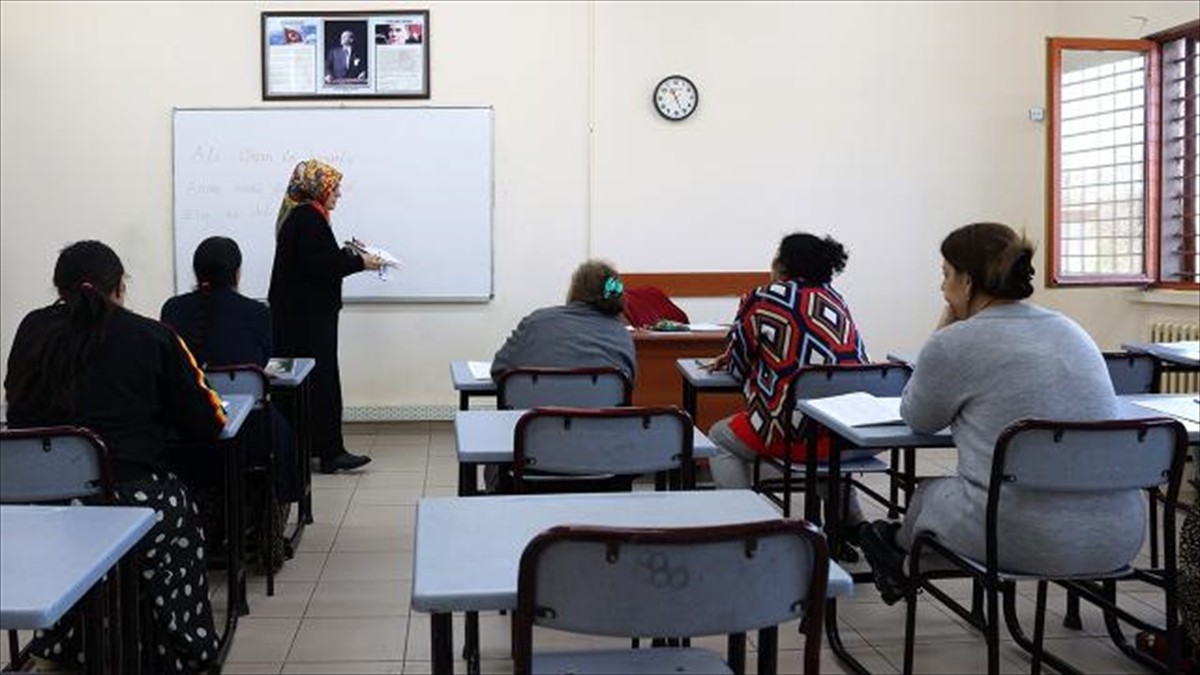 Adalet Bakanı Yılmaz Tunç, "Ceza infaz kurumlarında 75 bin 194 tutuklu ve hükümlü, öğrenci olarak...