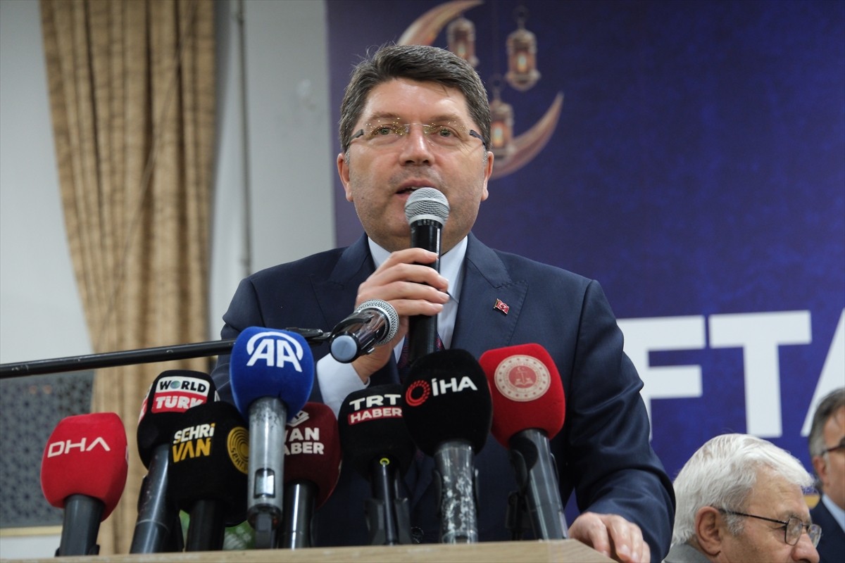 Adalet Bakanı Yılmaz Tunç, Van'daki temasları kapsamında Edremit ilçesindeki Uygulama Oteli'nde AK...