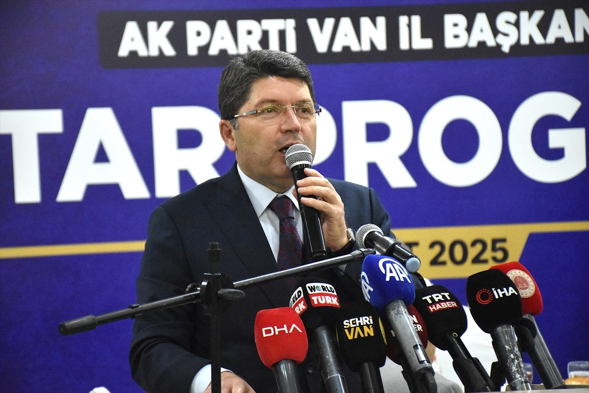 Adalet Bakanı Yılmaz Tunç, Van'daki temasları kapsamında Edremit ilçesindeki Uygulama Oteli'nde AK...