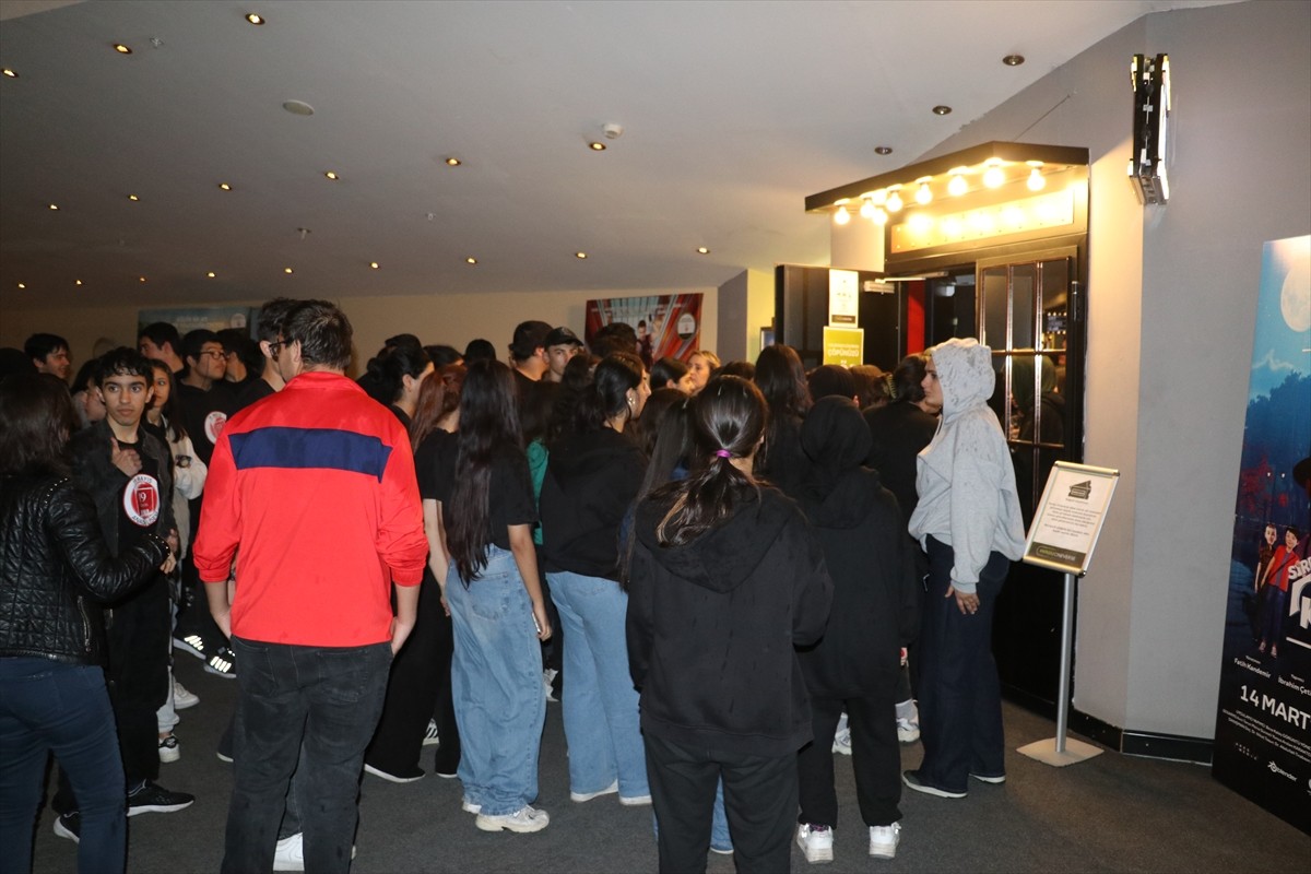 Adana'da lise öğrencileri, Türkiye'nin ilk insanlı uzay görevinin hikayesini anlatan "Ufkun...