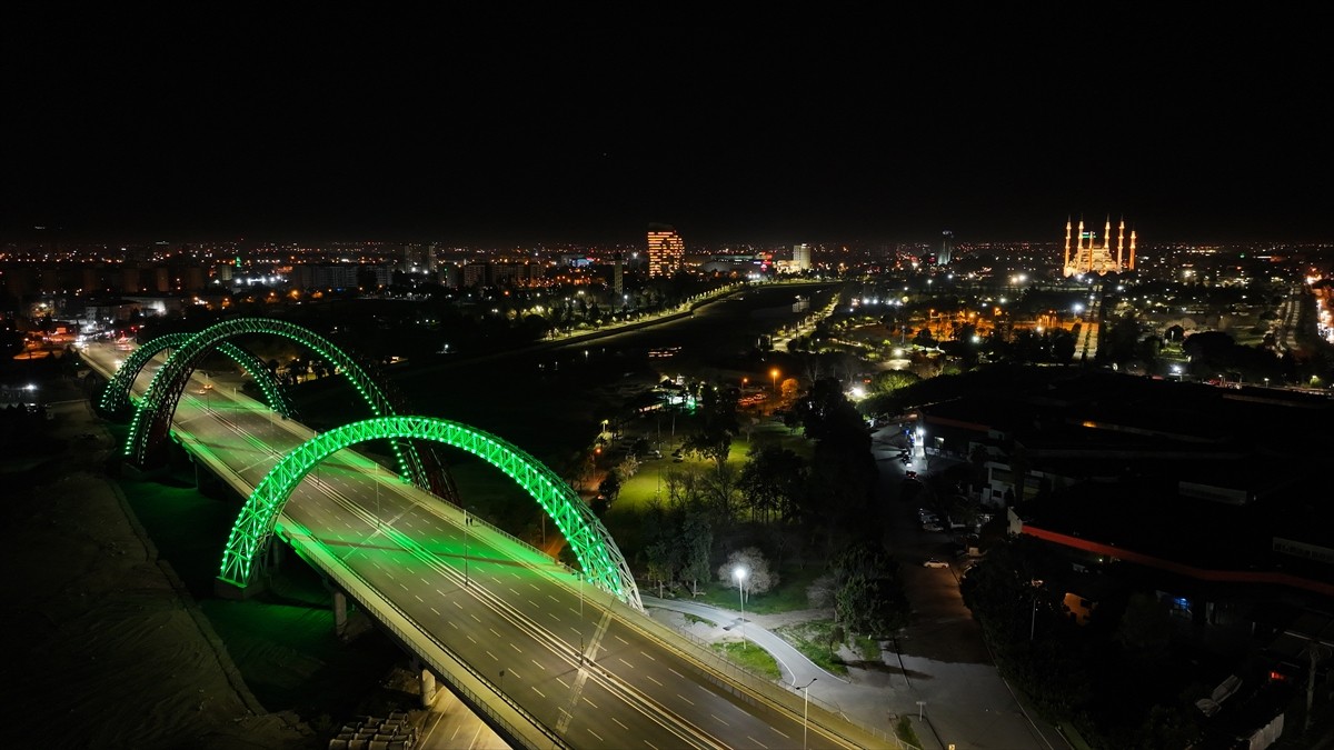 Adana'da Seyhan Nehri üzerindeki Yavuzlar Köprüsü, Yeşilay Haftası dolayısıyla yeşil renkle...