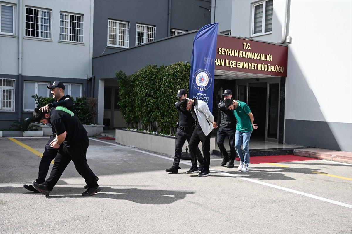 Adana'da tartıştığı ev sahibini arkadaşlarıyla sokakta dövüp 8 bin lirasını aldığı öne sürülen...