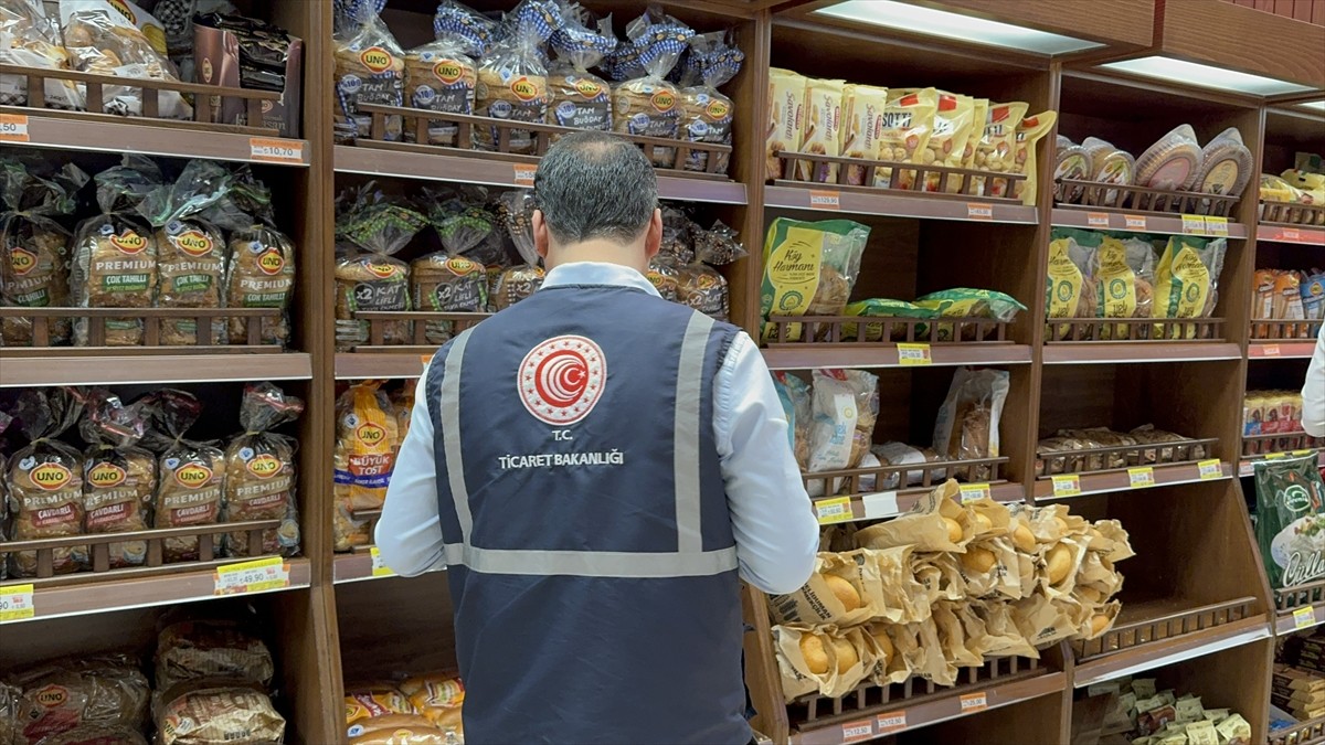 Adana'da Ticaret İl Müdürlüğü ekipleri, Ramazan Bayramı öncesinde fahiş fiyat artışlarının ve...