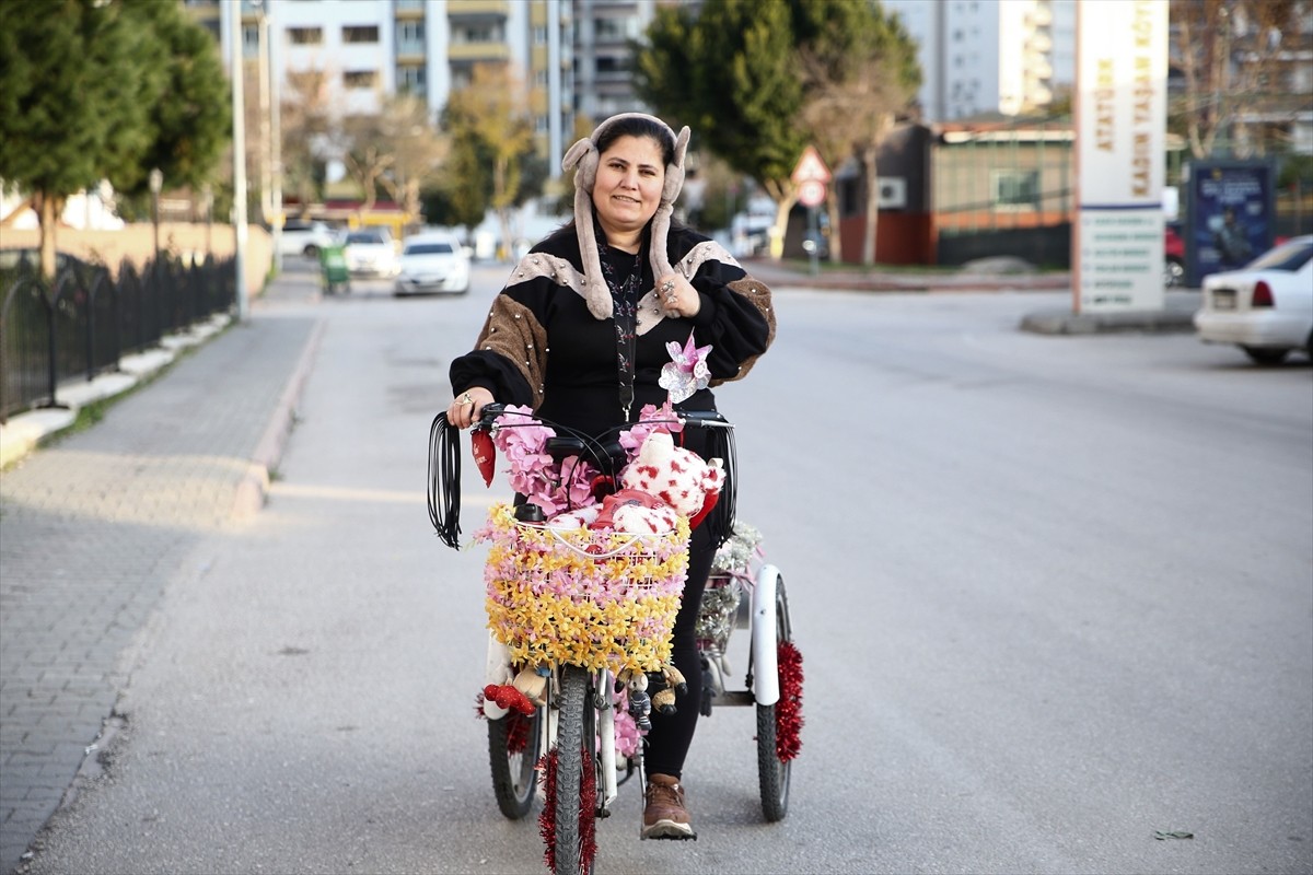 Adana'da yaşayan 38 yaşındaki Hatice Kahya, işine çiçekler ve oyuncaklarla donattığı ve müzik...