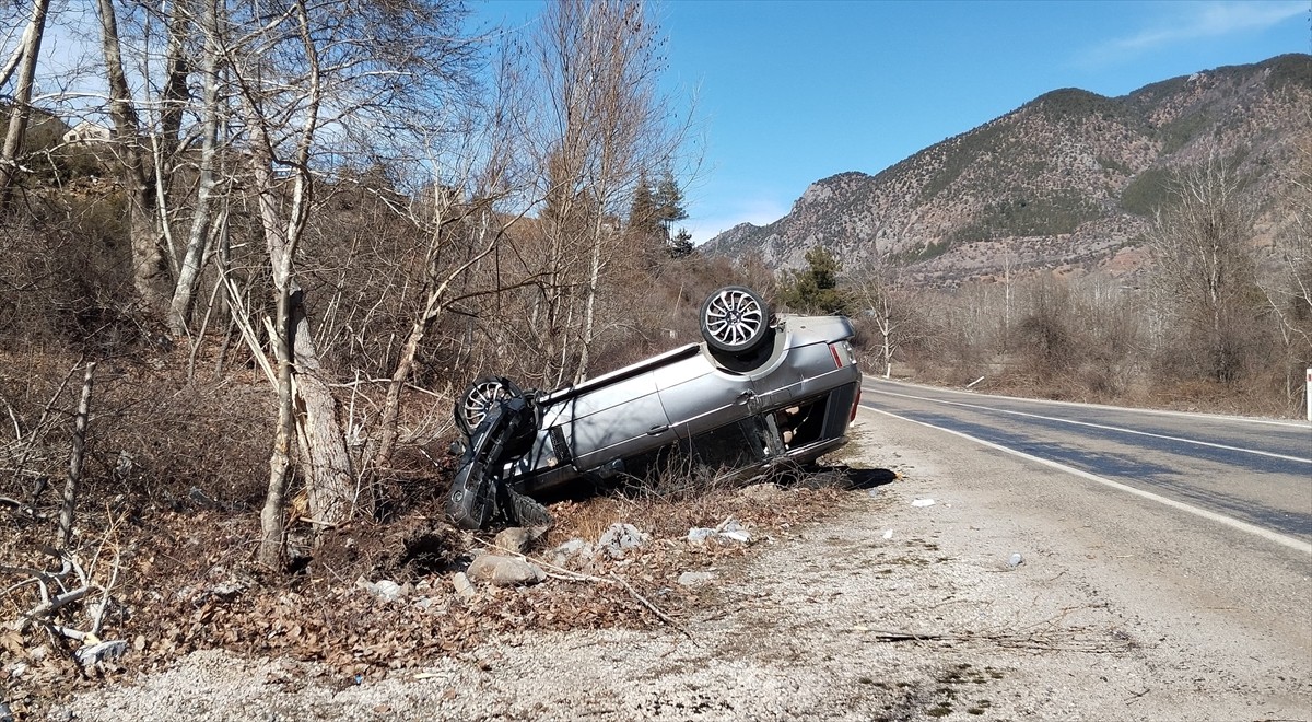 Adana'nın Saimbeyli ilçesinde takla atan cipteki 1'i çocuk 6 kişi yaralandı.