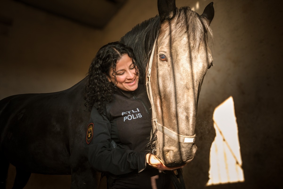 Adana Emniyet Müdürü Ahmet Hakan Arıkan, kadın polislerin 8 Mart Dünya Kadınlar Günü'nü kutladı....