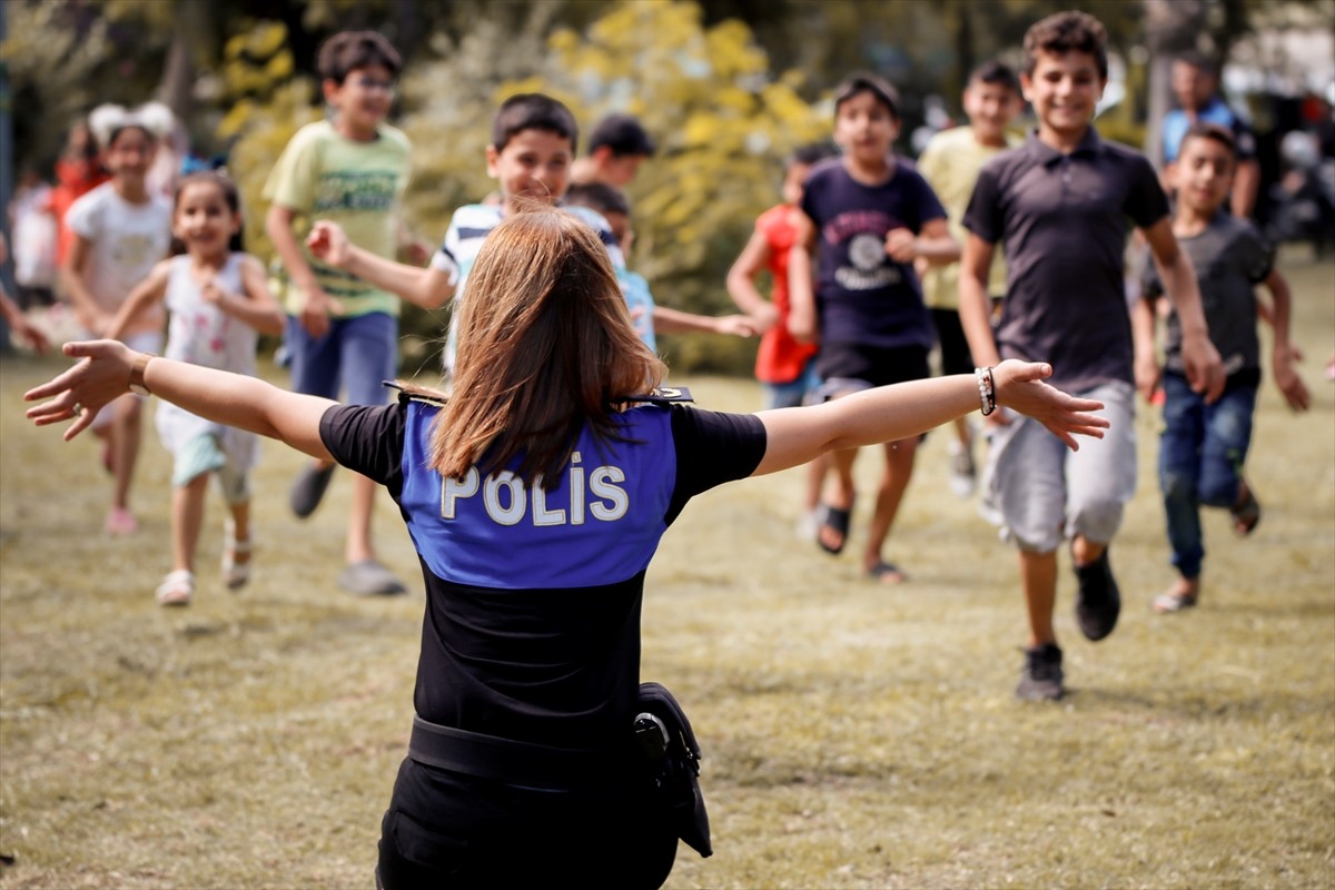 Adana Emniyet Müdürü Ahmet Hakan Arıkan, kadın polislerin 8 Mart Dünya Kadınlar Günü'nü kutladı....