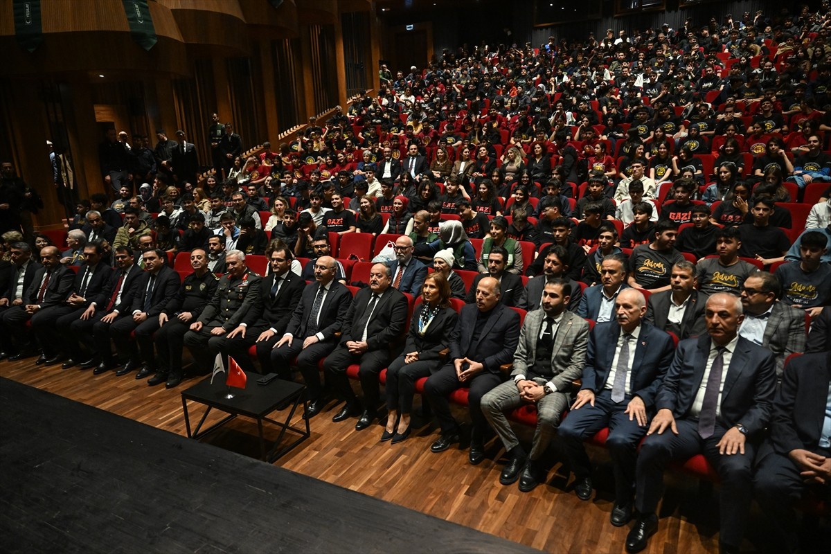 Adana Valisi Yavuz Selim Köşger (sağ7), 1-7 Mart Yeşilay Haftası kapsamında düzenlenen "Yeşil...
