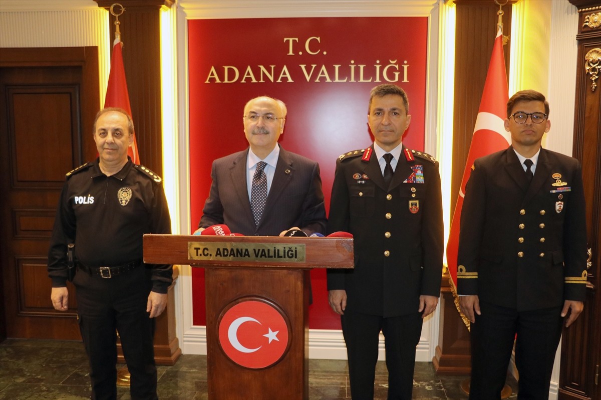 Adana Valisi Yavuz Selim Köşger (sol 2), Valilik Toplantı Salonu'nda düzenlenen "Asayiş ve...