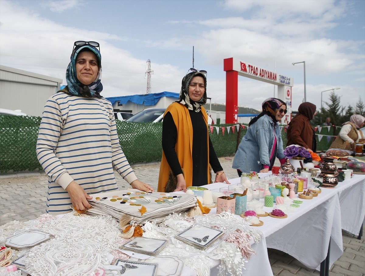 Adıyaman'da depremzede kadınlar, "Eli Yaman" çarşısında kurulan fuar alanında el emeği ürünlerini...