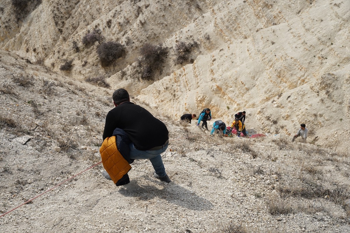 Adıyaman'da yamaç paraşütü pilotu Mahir Kartalmış, Ali Dağı'nda paraşütle kalkış yaparken...