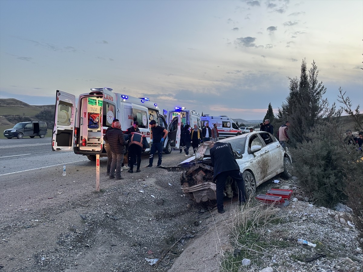 Adıyaman'ın Kahta ilçesinde şarampole devrilen otomobildeki 4 kişi yaralandı.
