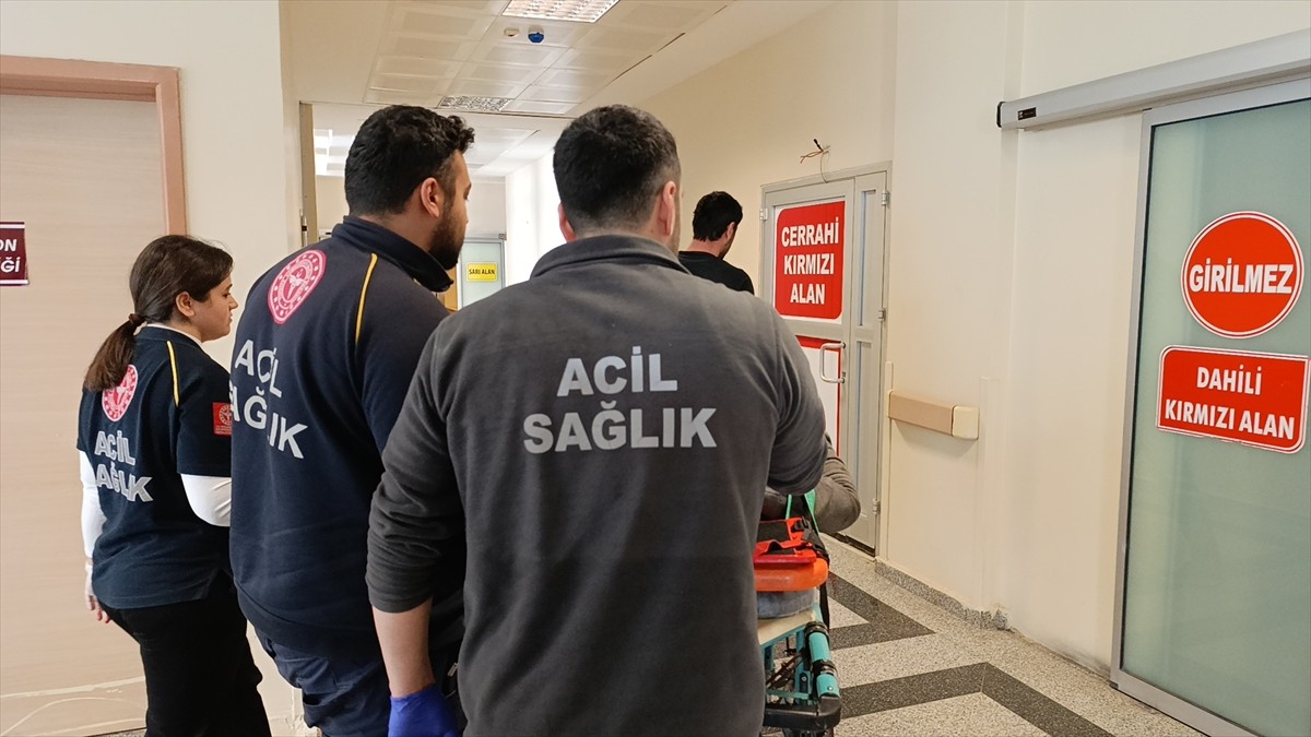 Adıyaman’da kum yüklü kamyonun park halindeki tırlara çarpması sonucu 1 kişi öldü, 1 kişi ağır...