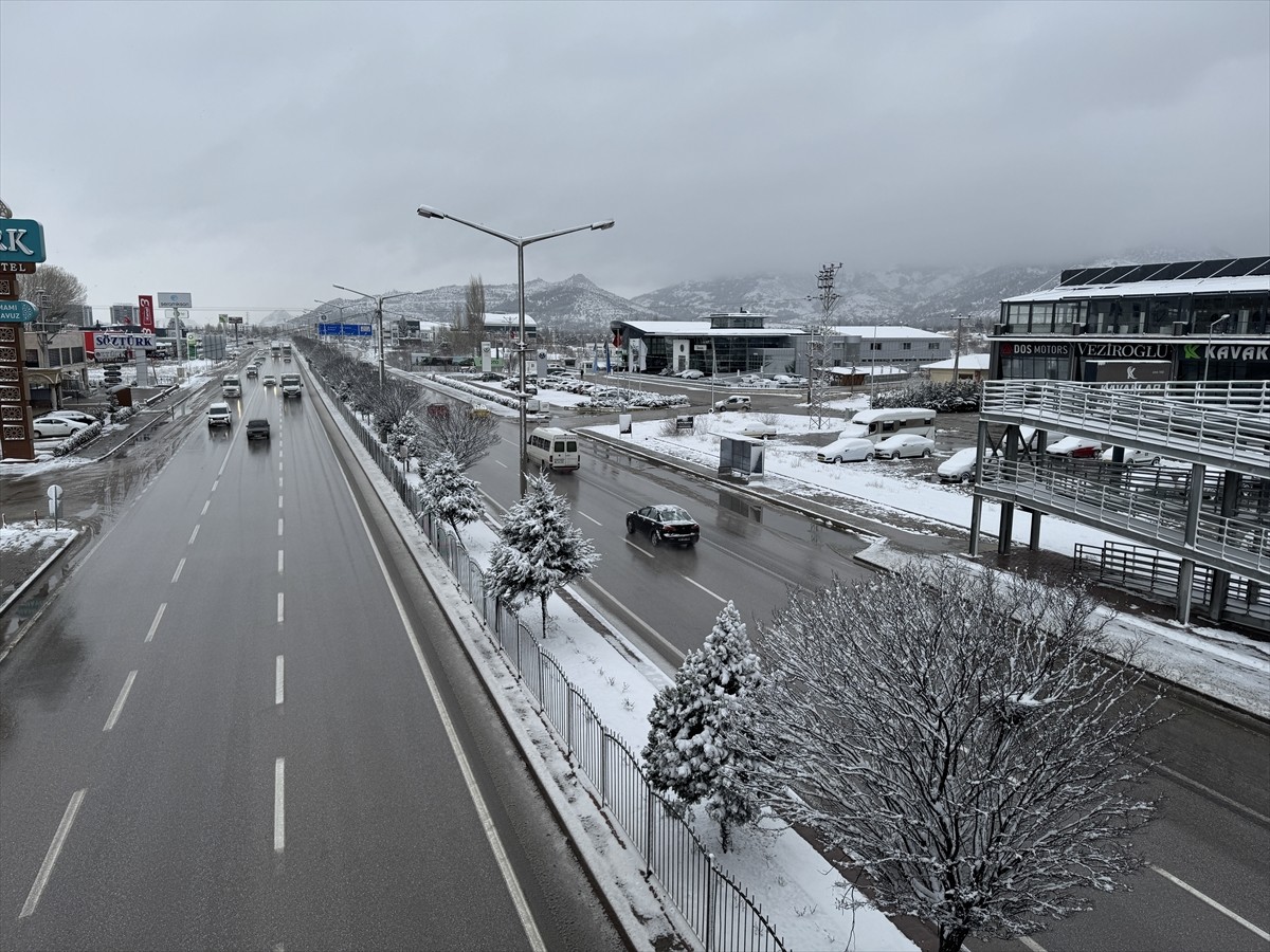 Afyonkarahisar'da kar yağışı etkisini gösterdi. Kentte, gece saatlerinde başlayan kar, cadde ve...