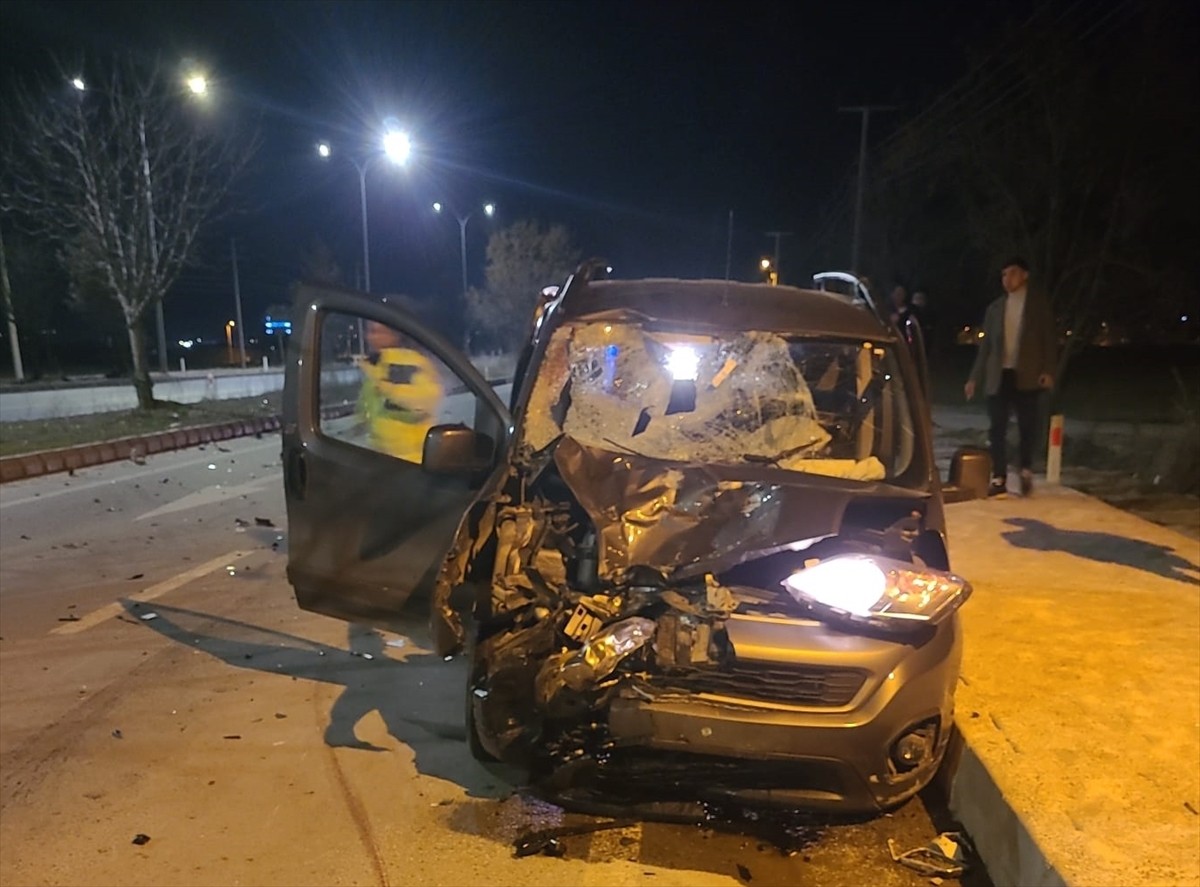 Afyonkarahisar'ın Bolvadin ilçesinde hafif ticari araçla çarpışan motosikletteki 2 kişi yaşamını...