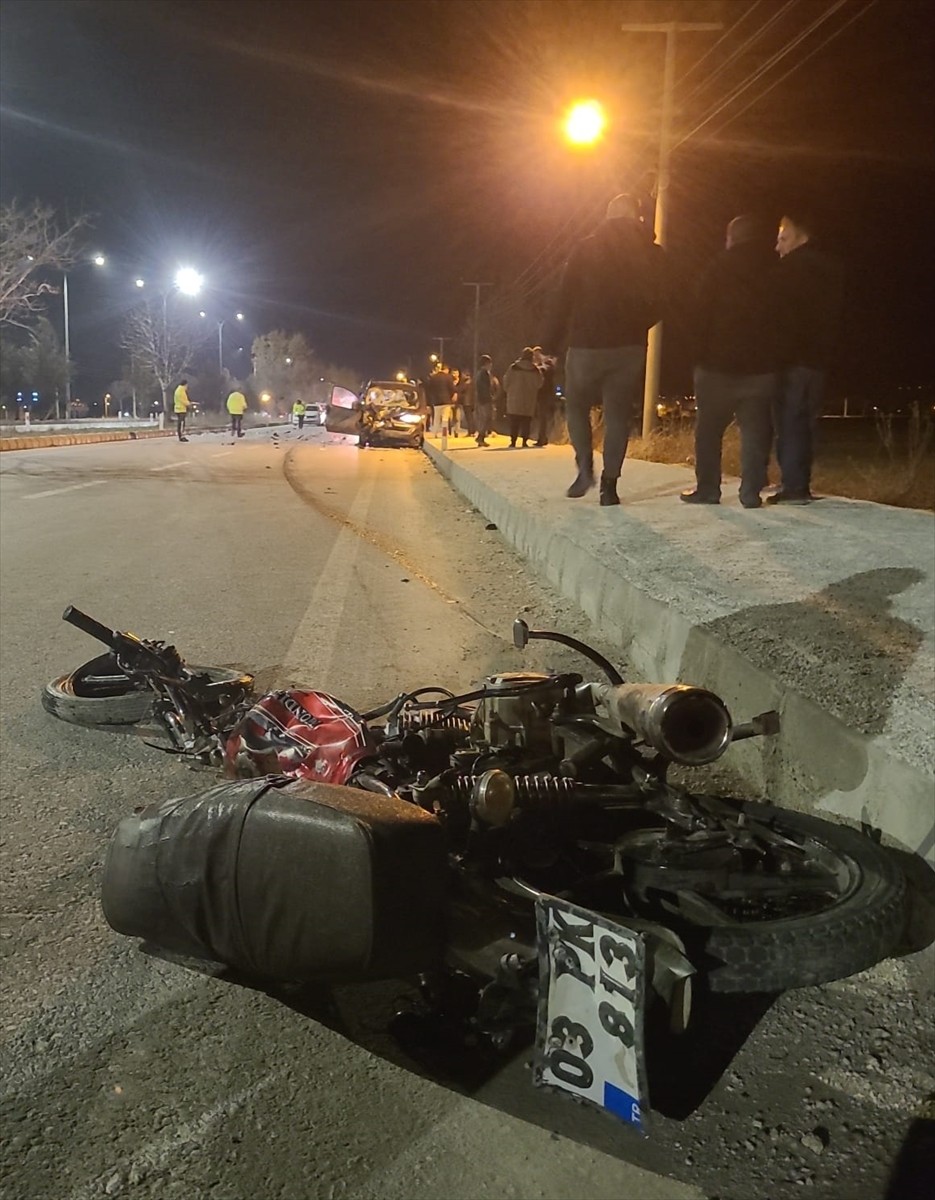 Afyonkarahisar'ın Bolvadin ilçesinde hafif ticari araçla çarpışan motosikletteki 2 kişi yaşamını...