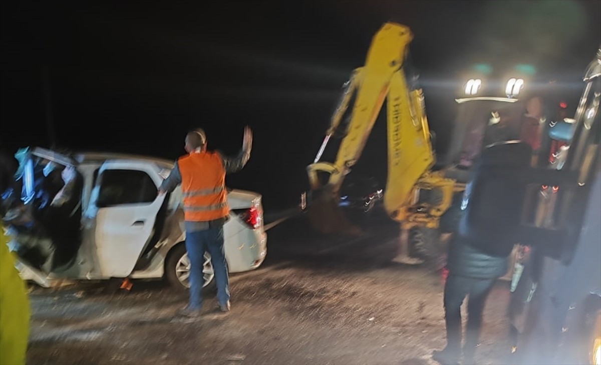 Afyonkarahisar'ın Dinar ilçesinde iki otomobilin çarpışması sonucu baba ve kızı yaşamını yitirdi...