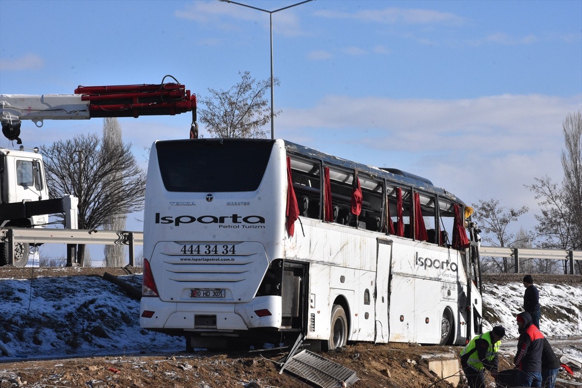 Afyonkarahisar'ın Sinanpaşa ilçesinde yolcu otobüsünün şarampole devrilmesi sonucu ilk...