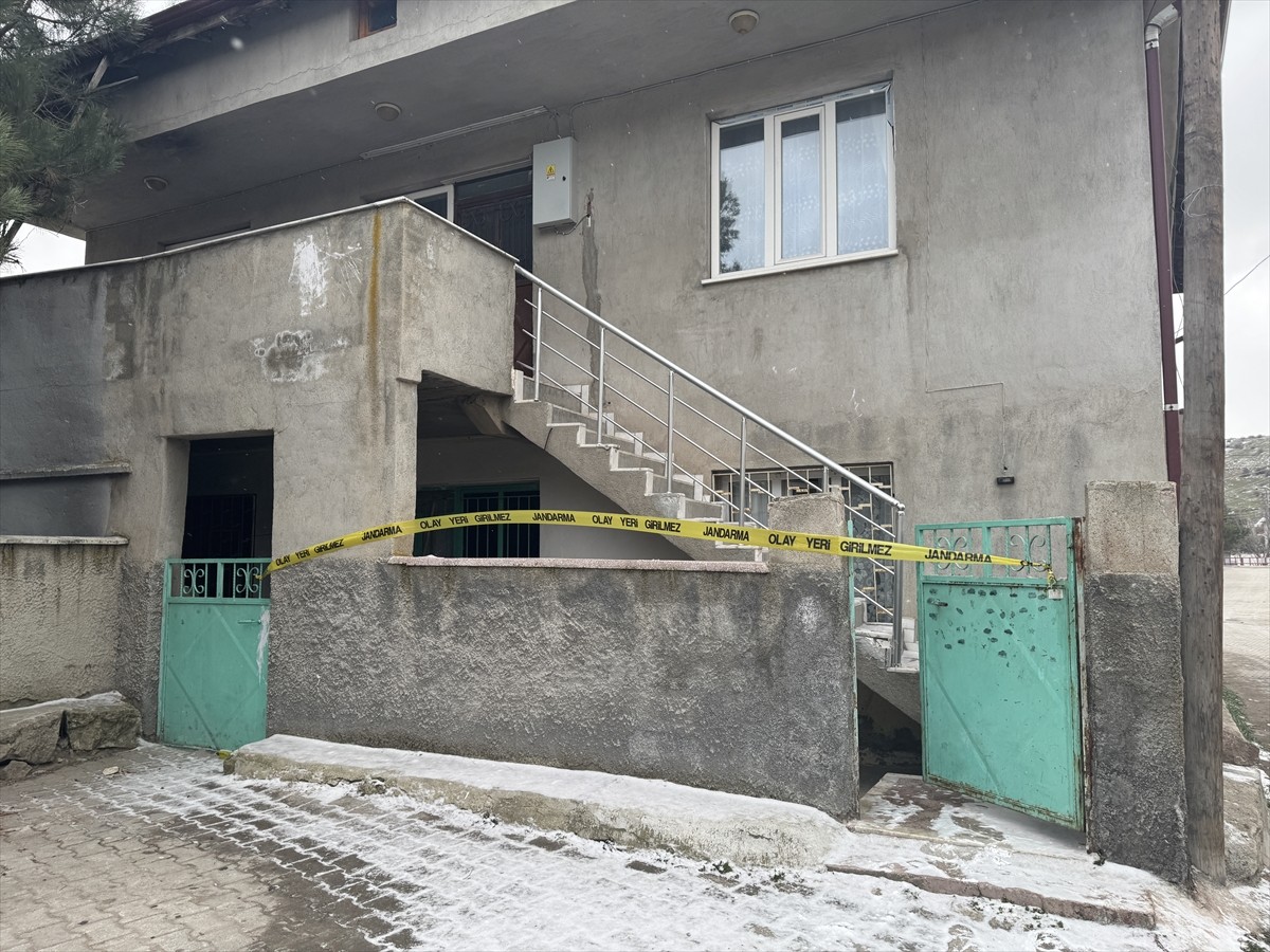 Afyonkarahisar'ın Şuhut ilçesinde babasını uyurken bıçaklayarak öldüren zanlı gözaltına alındı....