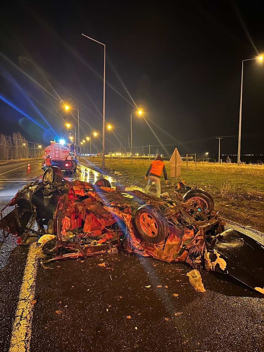 Ağrı'nın Eleşkirt ilçesinde aydınlatma direğine çarpıp takla atan otomobildeki 4 kişi...