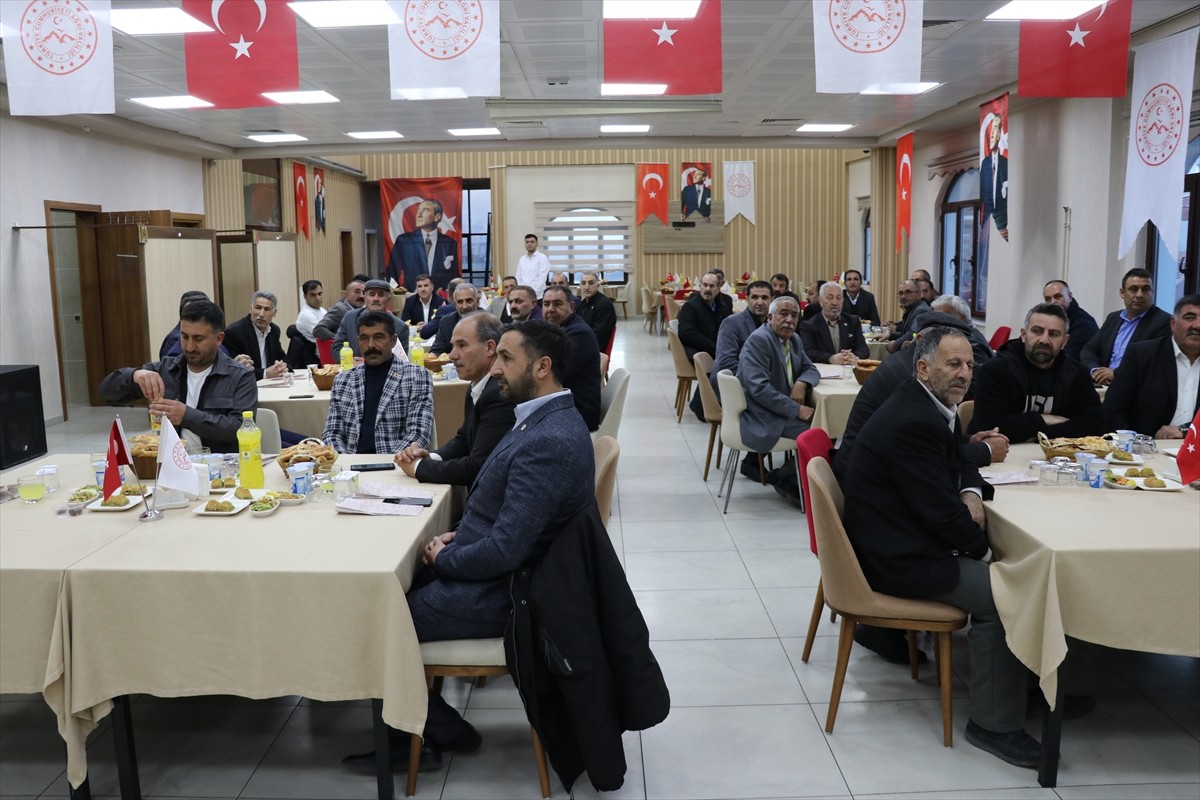 Ağrı Valisi Mustafa Koç, mahalle ve köy muhtarlarıyla iftarda bir araya geldi. Vali Mustafa Koç...
