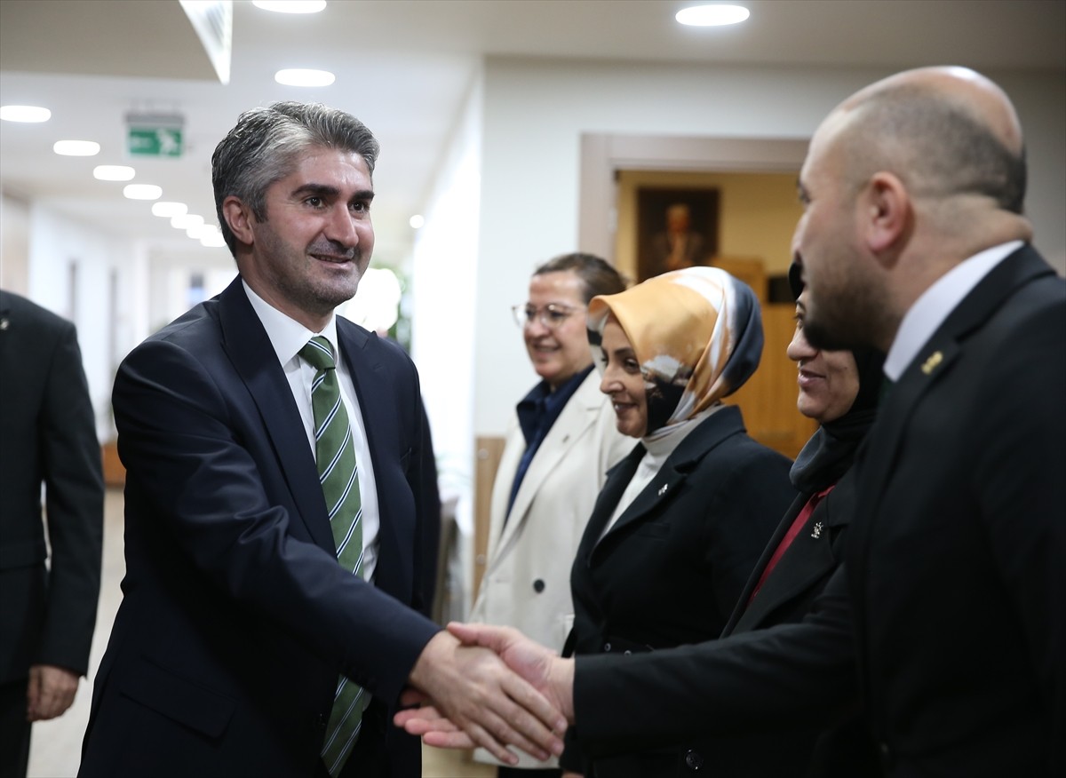 Aile ve Sosyal Hizmetler Bakan Yardımcısı Zafer Tarıkdaroğlu (solda), Bursa'da çeşitli...