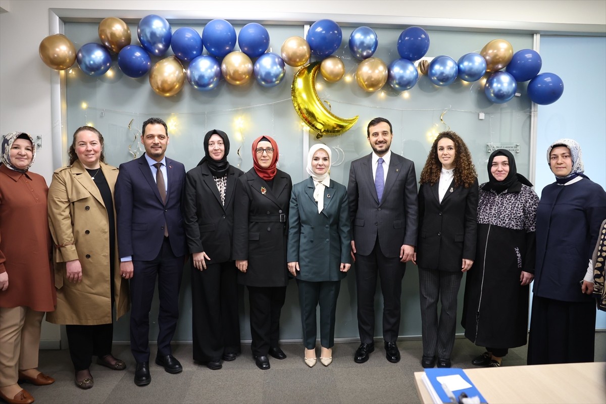 Aile ve Sosyal Hizmetler Bakanı Mahinur Özdemir Göktaş (sol 2), AK Parti İstanbul İl Teşkilatını...