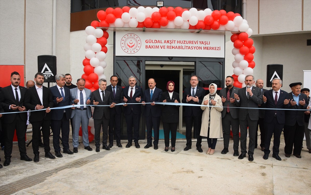 Aile ve Sosyal Hizmetler Bakanı Mahinur Özdemir Göktaş (sol 5), çeşitli ziyaretlerde bulunmak...