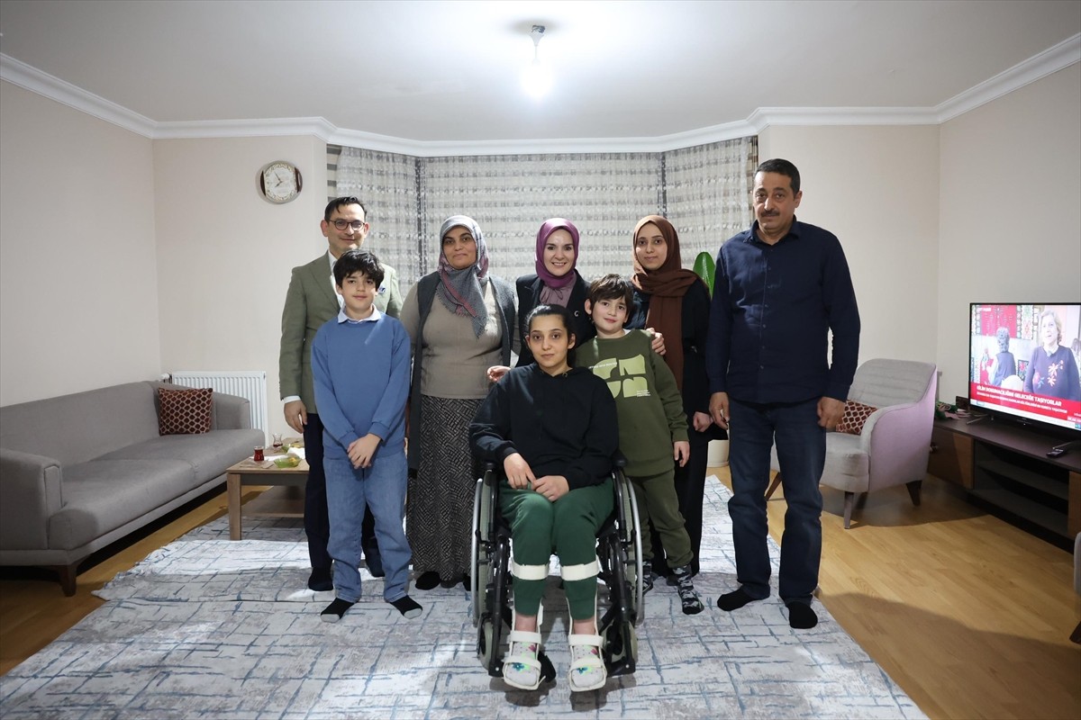 Aile ve Sosyal Hizmetler Bakanı Mahinur Özdemir Göktaş (solda), eşi Rahmi Göktaş ve çocuklarıyla...