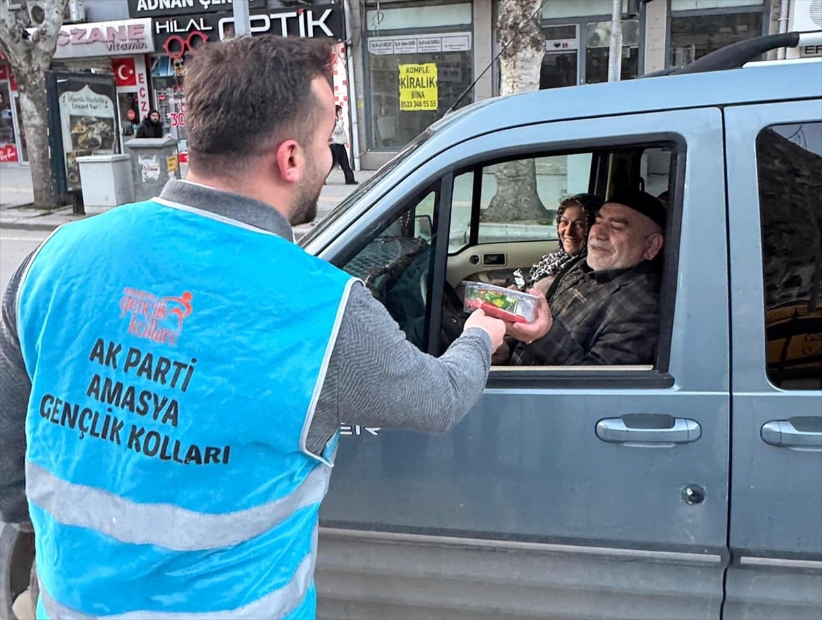 AK Parti Amasya İl Başkanlığı, "İftara 5 kala" çalışması kapsamında, iftar saatine trafikte...
