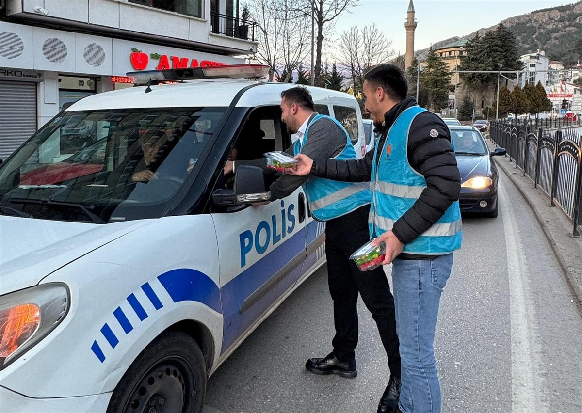 AK Parti Amasya İl Başkanlığı, "İftara 5 kala" çalışması kapsamında, iftar saatine trafikte...