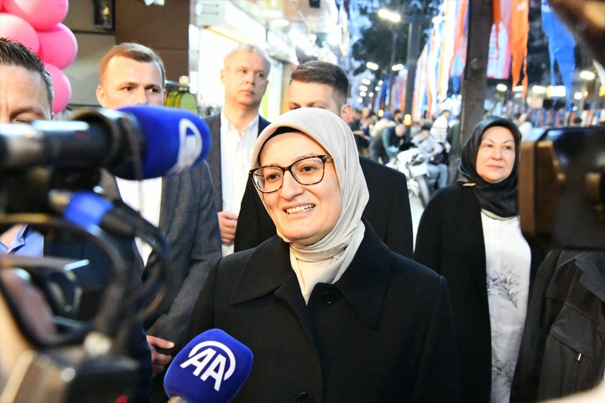 AK Parti Balıkesir İl Başkanlığı tarafından düzenlenen iftar programında 7 bin kişi aynı sofrada...