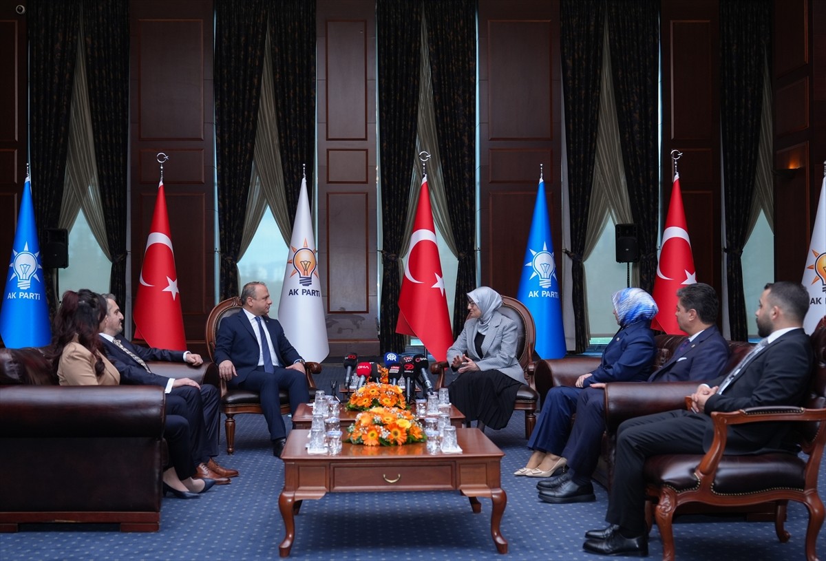 AK Parti Genel Başkan Yardımcısı Balıkesir Milletvekili Belgin Uygur (sağda) başkanlığındaki...