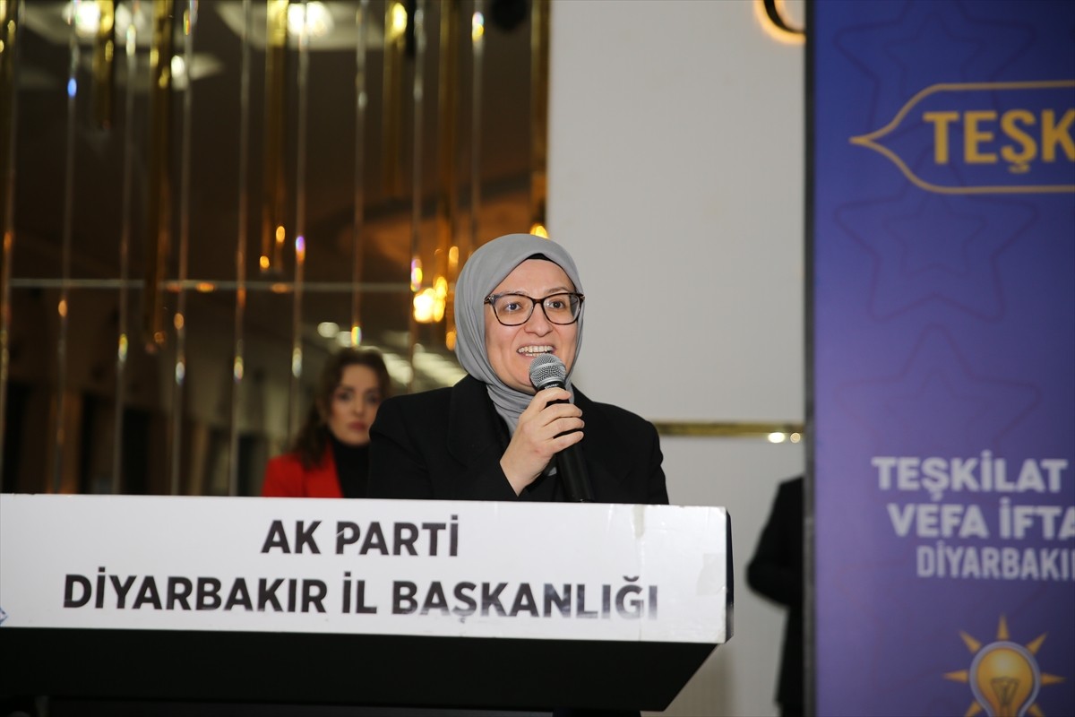 AK Parti Genel Başkan Yardımcısı Belgin Uygur (fotoğrafta), Diyarbakır'da AK Parti İl...