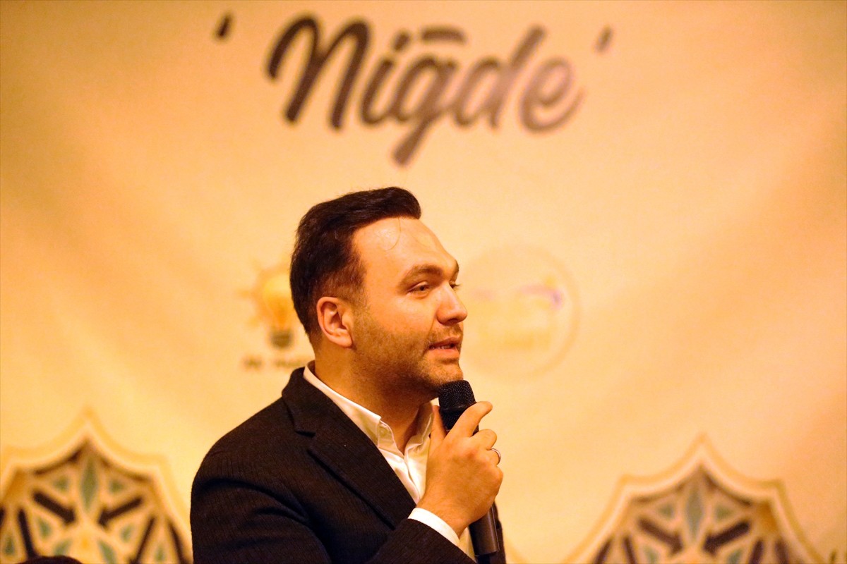 AK Parti Genel Merkez Gençlik Kolları Başkanı Yusuf İbiş, Niğde'de belediyeye ait bir kafede...