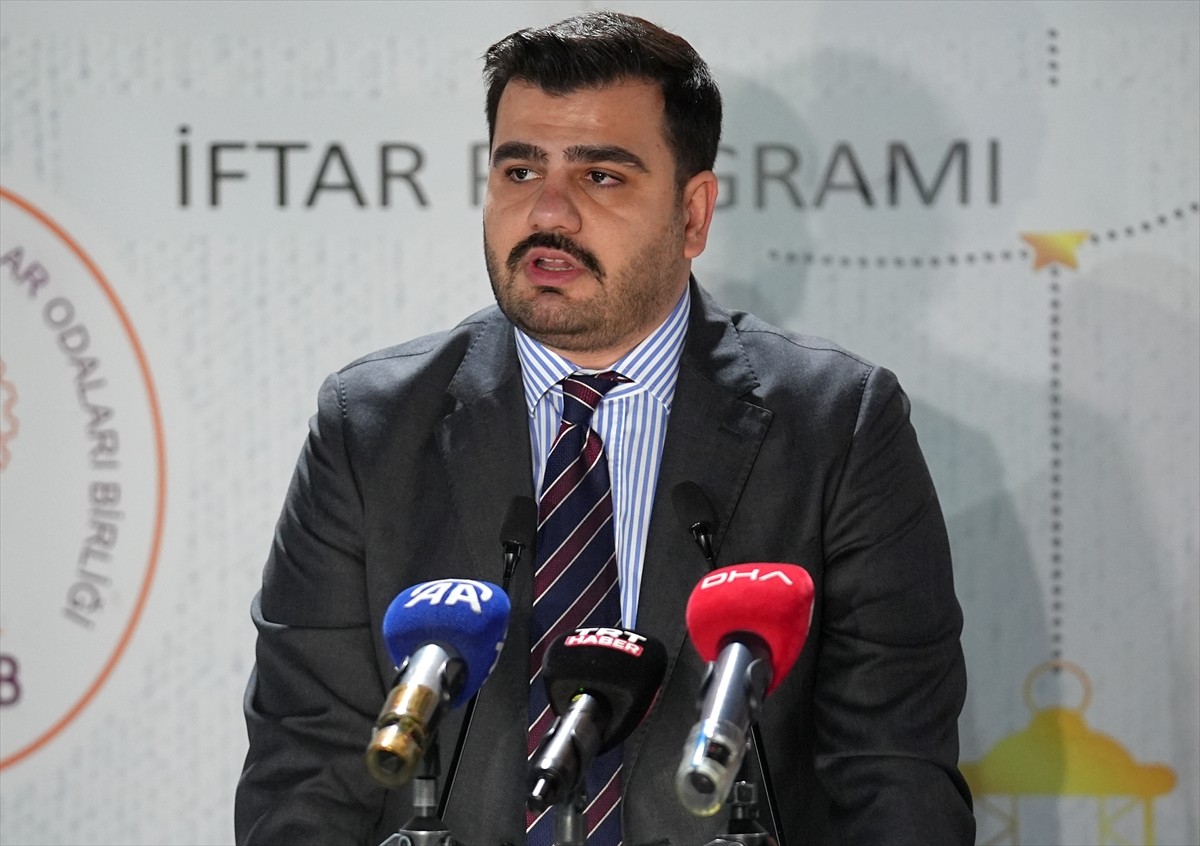 AK Parti Genel Sekreteri Eyyüp Kadir İnan, İzmir Esnaf ve Sanatkarlar Odaları Birliği (İESOB)...