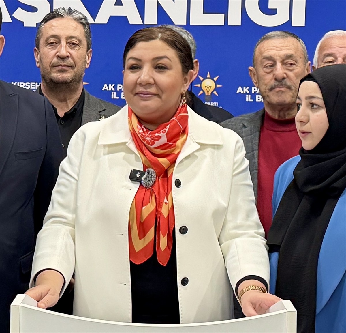 AK Parti Kırşehir İl Başkanı Seher Ünsal (ortada), partilerine oy veren vatandaşlara hakaret...