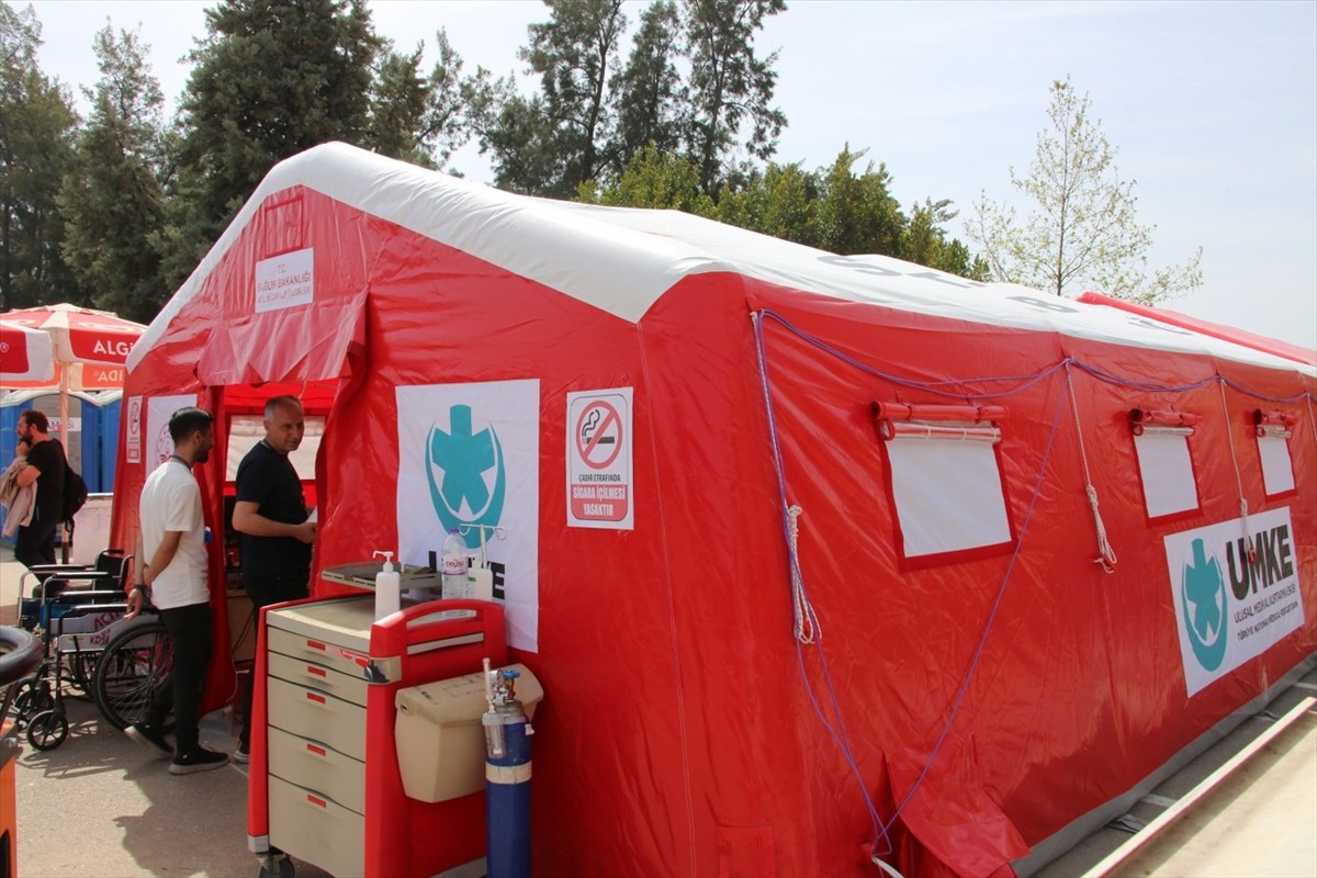 Akdeniz Üniversitesi Rektörü Prof. Dr. Özlenen Özkan, 26 Mart'ta hastanenin acil servisinde...