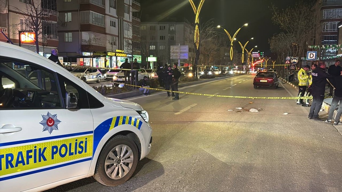 Aksaray'da otomobilin çarptığı yaya ağır yaralandı. Kaza yerine sağlık ve polis ekipleri sevk...