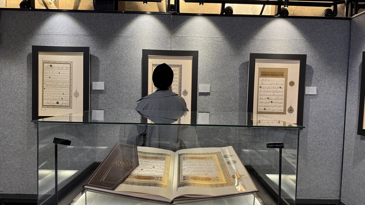 Alanında uzman 66 kişilik ekibin 8 yılda tamamladığı, Kur'an-ı Kerim'in elle 10 cilt olarak...