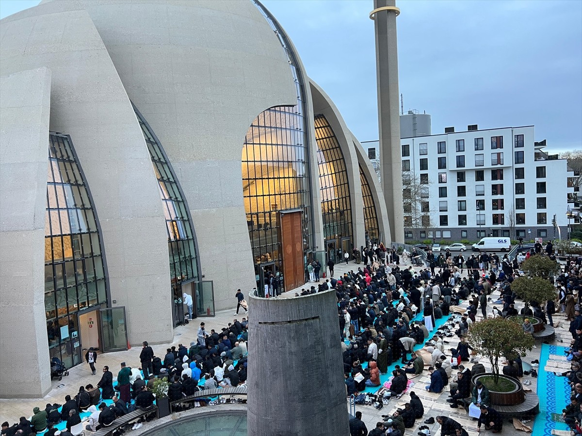 Almanya'da Diyanet İşleri Türk İslam Birliğine (DİTİB) bağlı camilerde Ramazan Bayramı namazı...